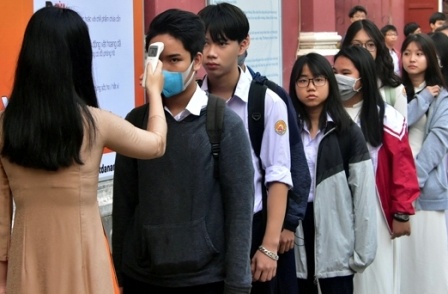 Hoc sinh Hue xep hang do than nhiet truoc khi vao truong hinh anh