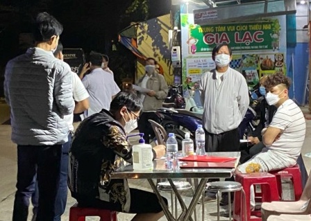 Oto khach cho 4 nguoi Trung Quoc di tron dich Covid-19 hinh anh