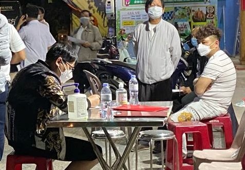 Xem xet phuong an truc xuat 4 nguoi Trung Quoc di tron dich Covid-19 hinh anh