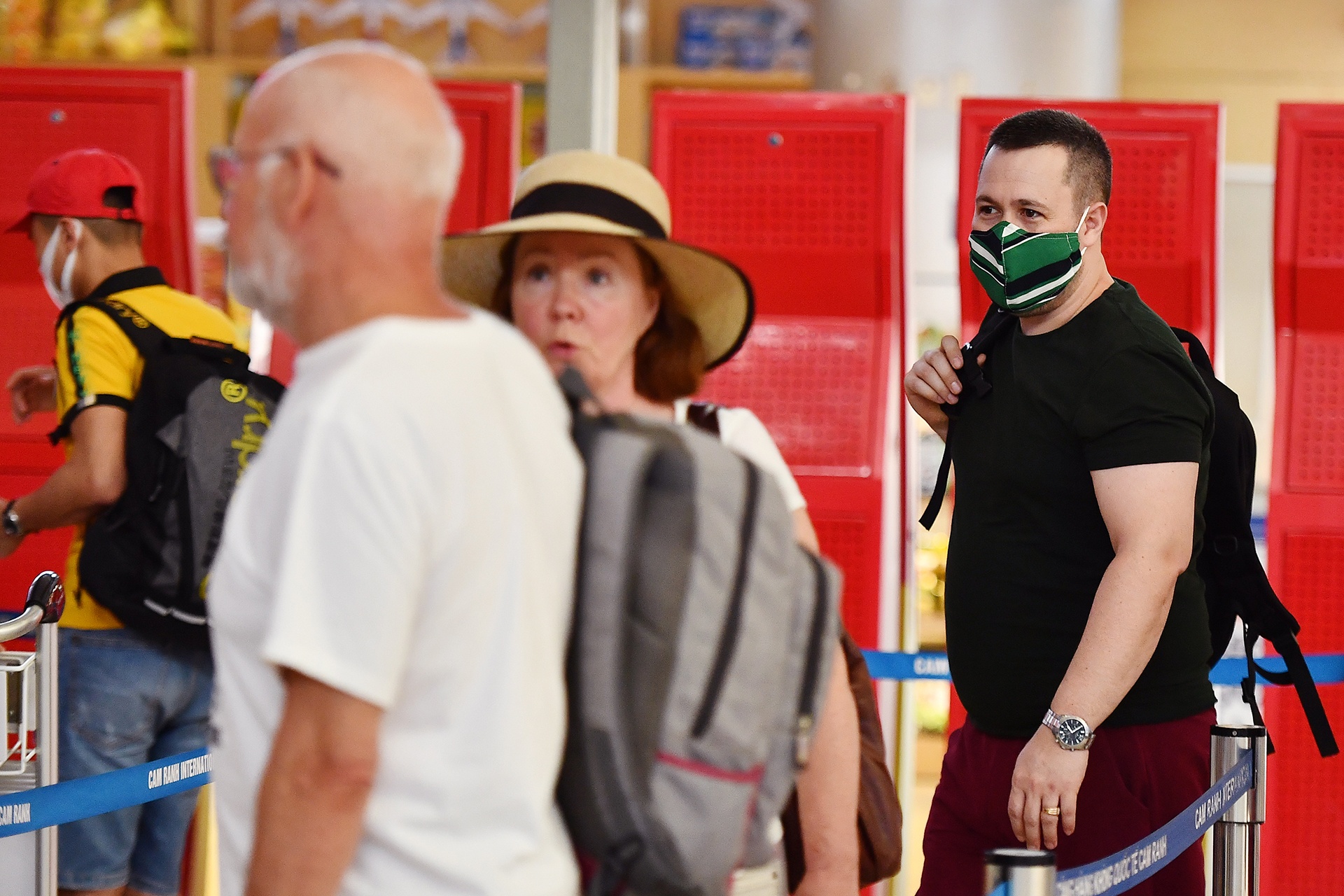 Vi sao 12 khach Tay bay cung ca nhiem Covid-19 thu 50 roi Hue? hinh anh