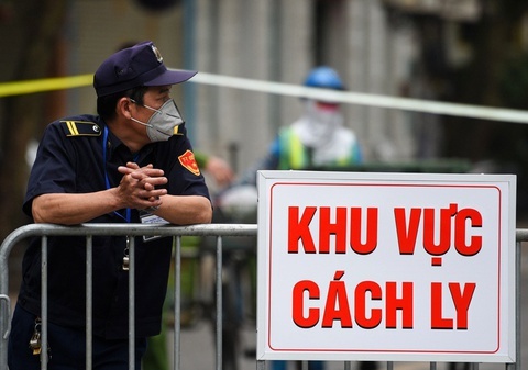 Tung tin hang loat hang quan co nguoi bi cach ly hinh anh