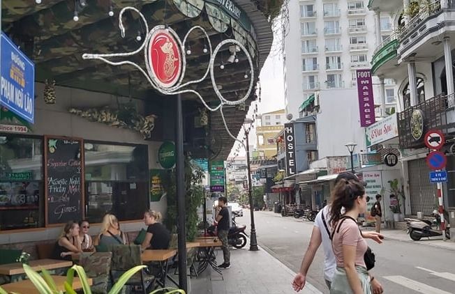 Tri an du khach anh 1