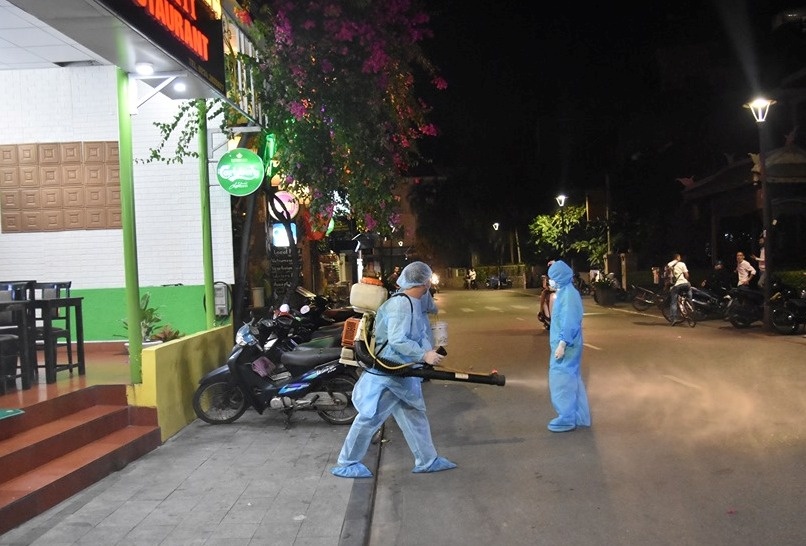 Doan khach tren chuyen bay anh 1