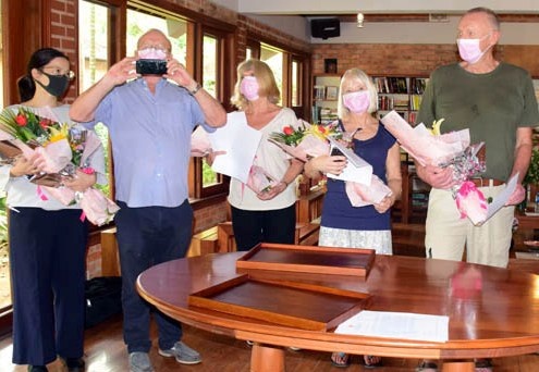 Trao giay xac nhan 8 du khach Anh het thoi han cach ly y te hinh anh