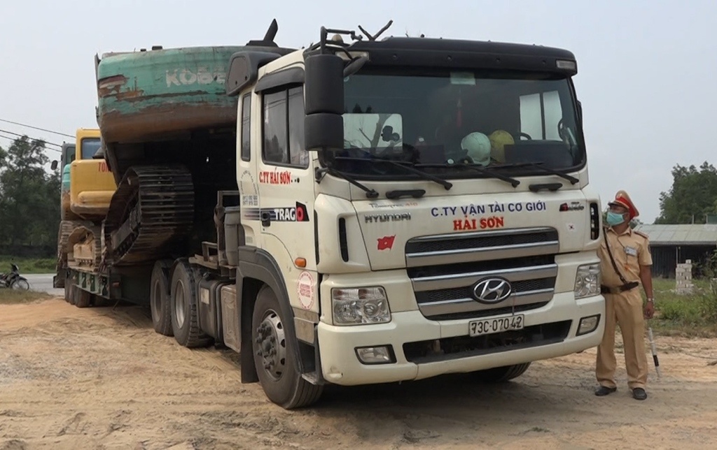 Tai xe co thu tren xe dau keo vuot 476% tai trong hinh anh