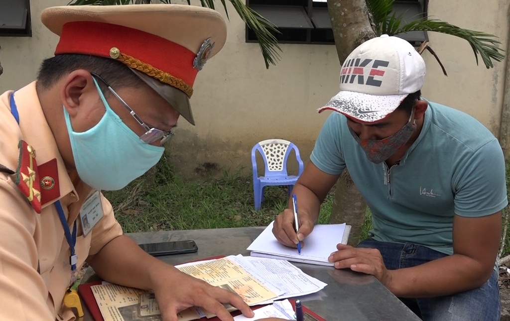 Tai xe co thu tren xe dau keo anh 2