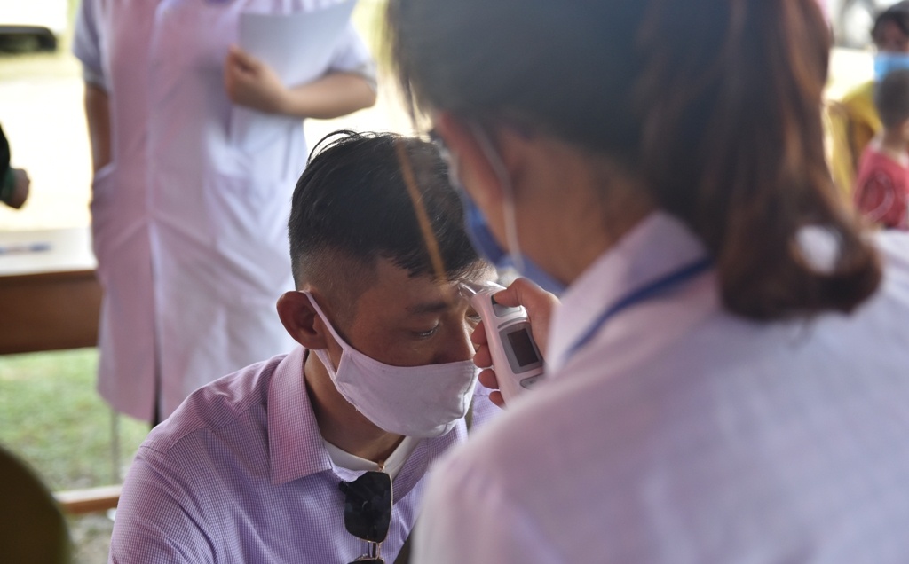 Am tinh voi Covid-19 anh 1