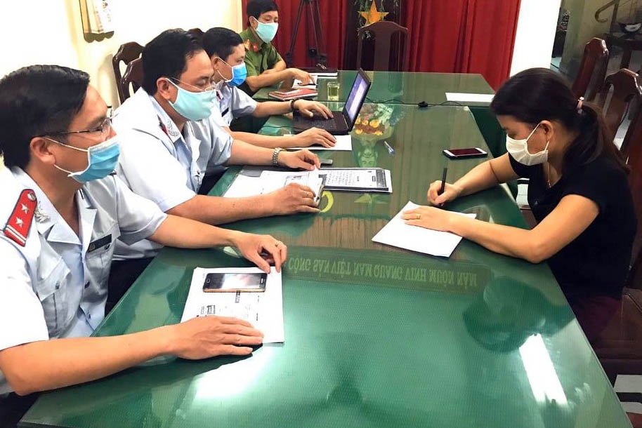 Truc thang phun hoa chat anh 1