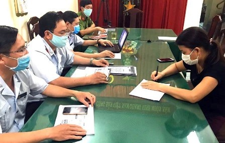 Bi phat 10 trieu vi tung tin truc thang phun khu trung trong dem hinh anh