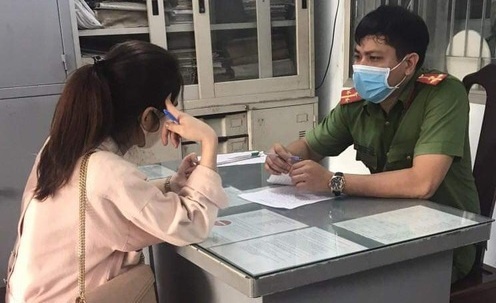 Doi nam nu bi phat 400.000 dong vi khong deo khau trang o cong vien hinh anh