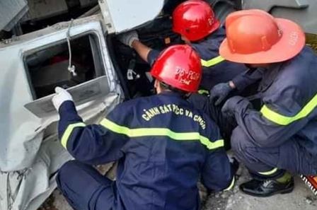 Oto lao xuong vuc, tai xe tu vong trong cabin hinh anh