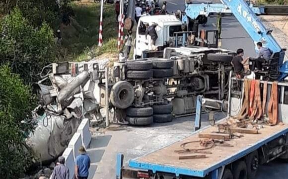 Mac ket trong cabin xe anh 2