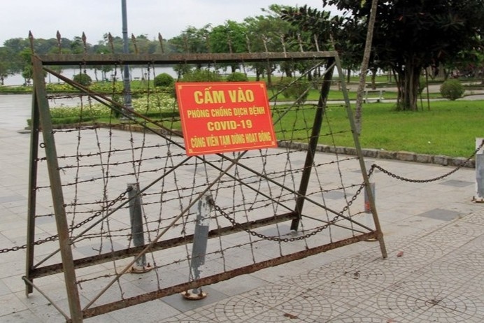 Phat 700.000 dong nhom nguoi khong deo khau trang o cong vien hinh anh