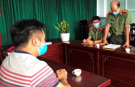 Can bo UBND bi phat 18 trieu vi de lo thong tin phong dich Covid-19 hinh anh