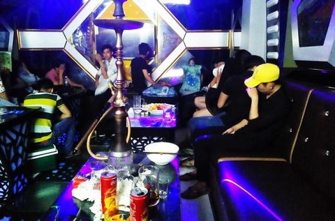 Gan 30 khach tu tap trong quan karaoke giua mua dich Covid-19 hinh anh