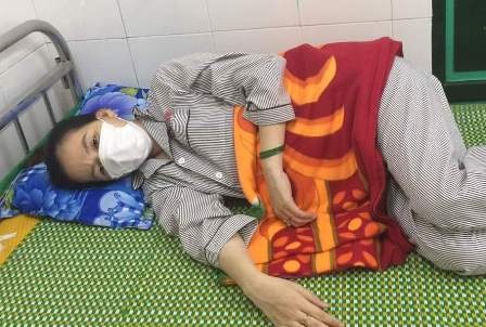 Be gai 2,9 kg chao doi trong khu cach ly hinh anh