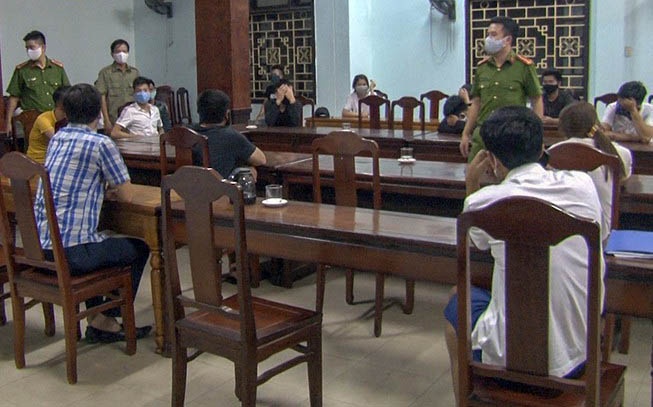 12 khach duong tinh ma tuy anh 1