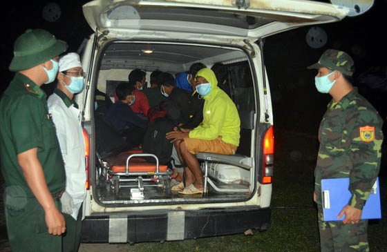 12 nguoi vuot bien tu Lao ve nuoc de tron cach ly hinh anh