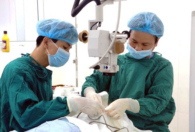 Chiếc kim khâu trong mắt ảnh 1 Chiec kim khau trong mat anh 1