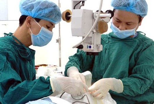 Gap chiec kim khau nam trong mi mat cua nguoi phu nu hinh anh