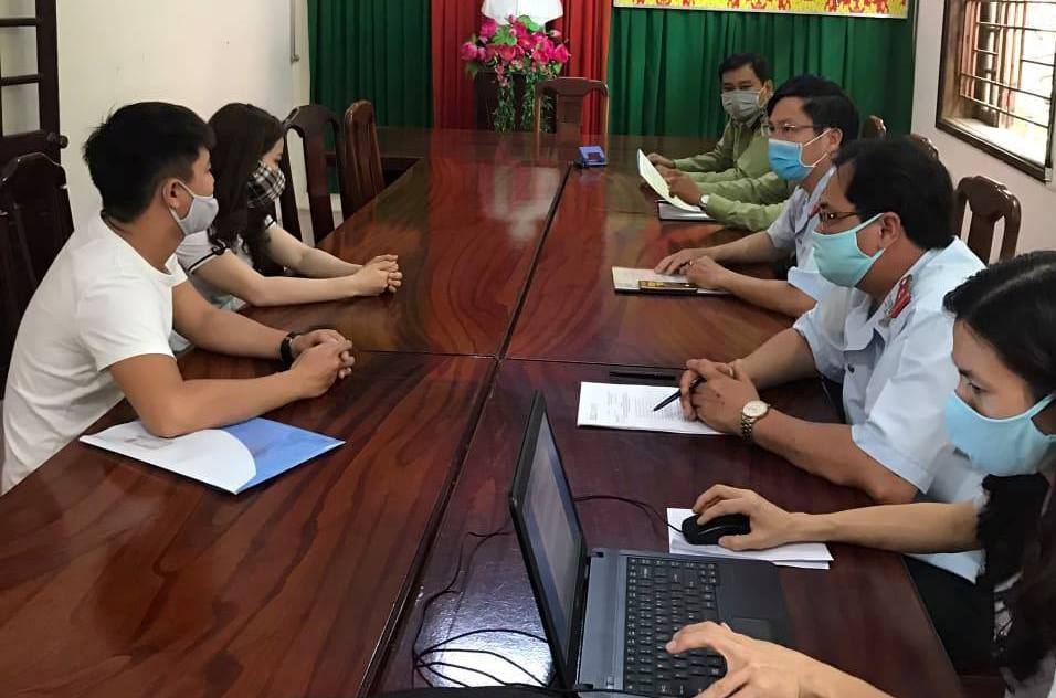 Chui khach hang khi livestream ban quan ao anh 1