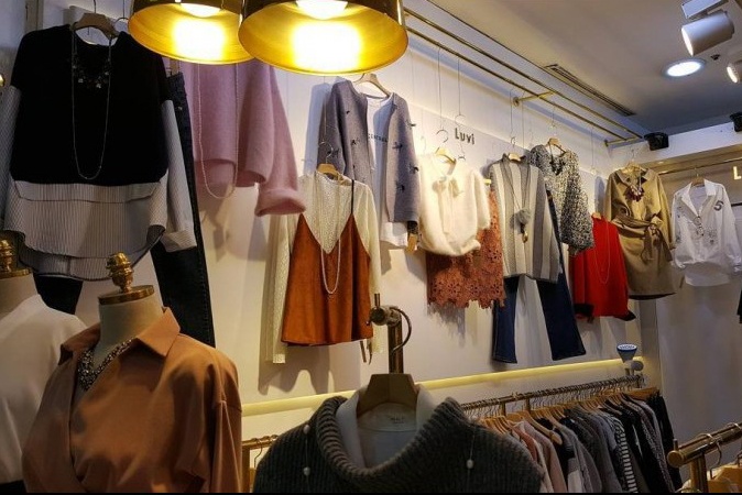 Shop thoi trang chui khach khi live-stream hinh anh