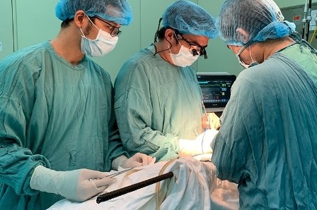 Cong nhan bi thanh sat dam xuyen nguc hinh anh