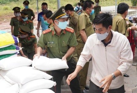 Tang vat tu y te cho canh sat Lao phong dich Covid-19 hinh anh