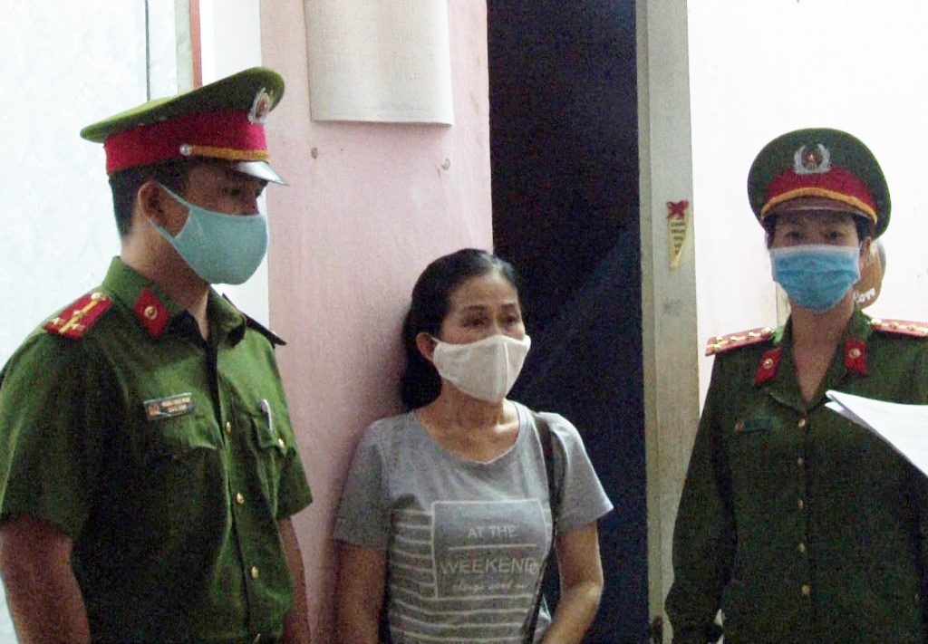 Bat nguoi phu nu chiem doat gan 500 trieu hinh anh