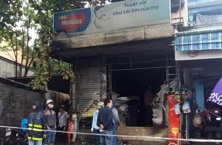 Chay cua hang tap hoa trong dem, 5 nguoi thoat chet hinh anh