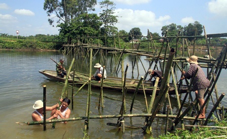 Dan gop tien lam cau tre ngan 'cat tac' tren song Bo hinh anh