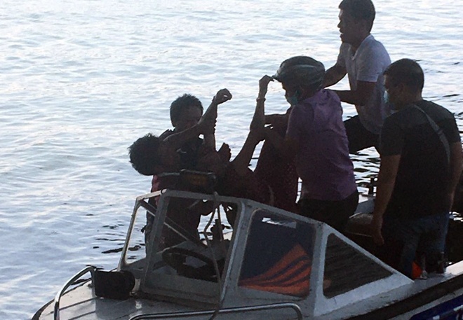 CSGT cuu nguoi nhay cau anh 1