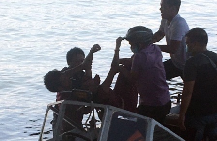 CSGT lao xuong song cuu phu nu nhay cau tu tu hinh anh