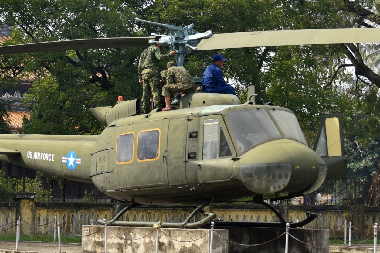 Di doi may bay, xe tang sau 44 nam 'o nho' di tich Quoc Tu Giam Hue hinh anh