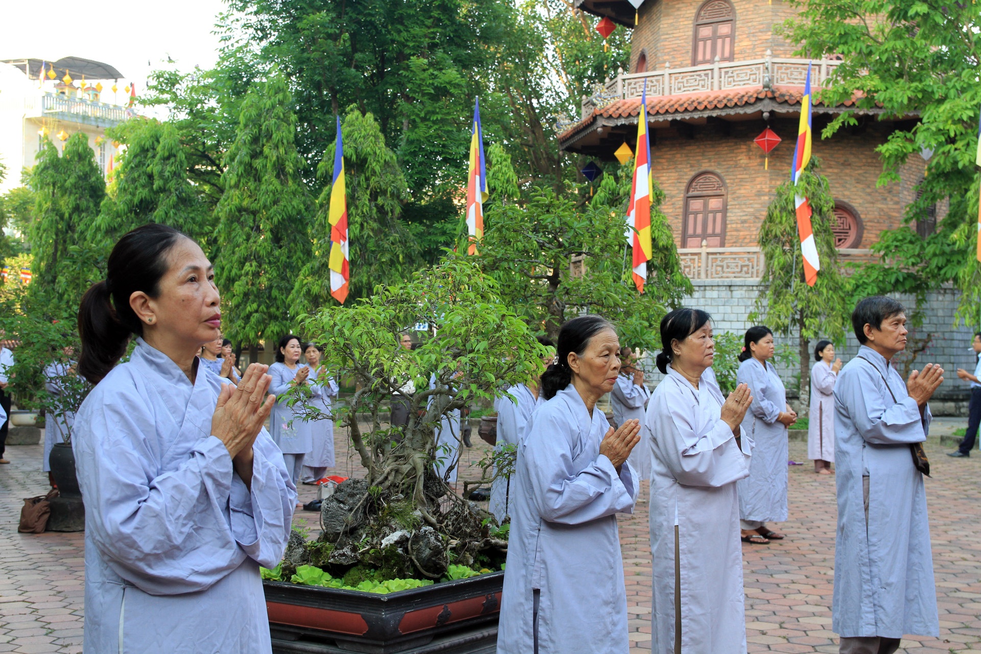 Phat tu Hue cau nguyen cho nan nhan dai dich Covid-19 hinh anh