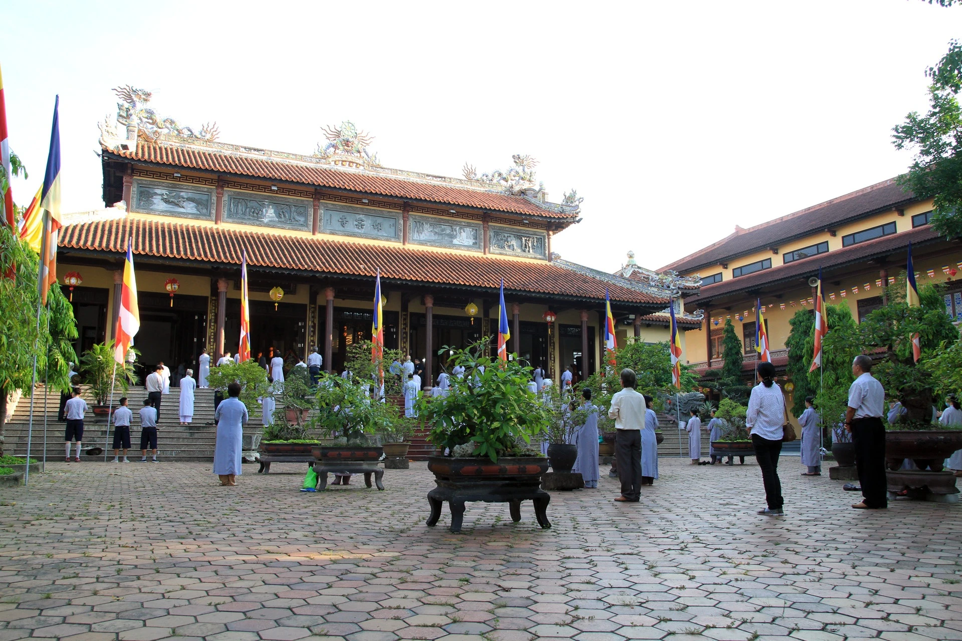 Le Phat dan o Hue anh 2