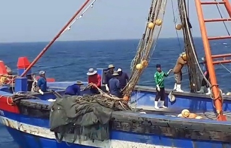 No sung tran ap 2 tau ca tan cong luc luong bien phong hinh anh