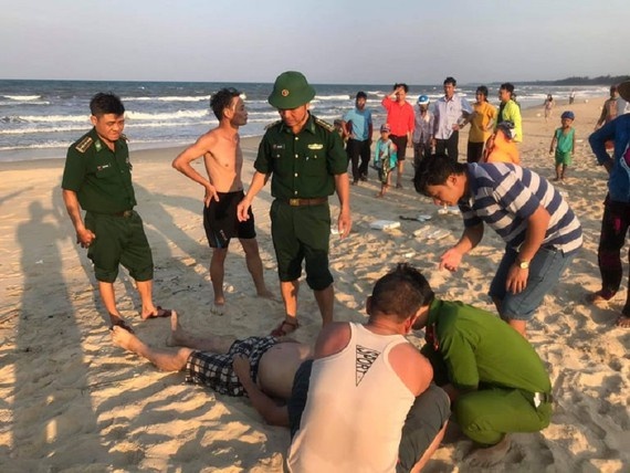 2 nguoi duoi nuoc anh 1