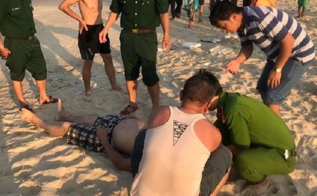 Hai nguoi duoi nuoc o bai tam Cat Son hinh anh