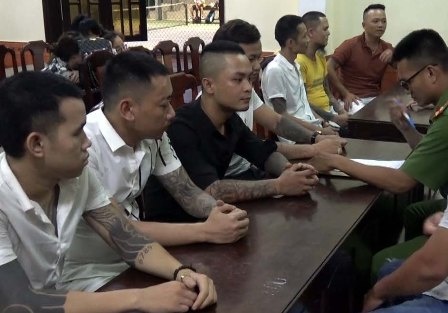 Dai khach bang tiec ma tuy trong ngay sinh nhat vo hinh anh