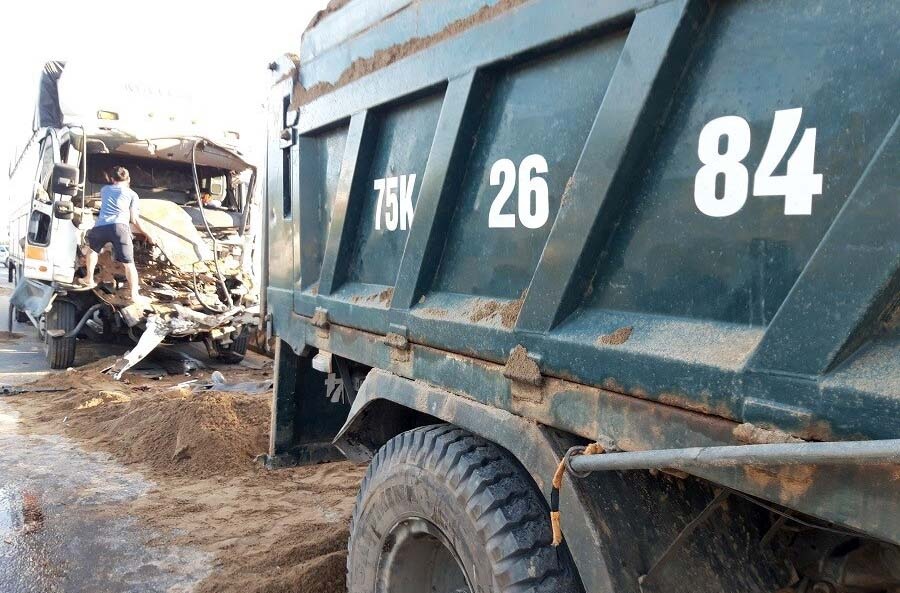 Tai xe mac ket trong cabin anh 1