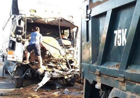 Tai xe mac ket trong cabin sau tai nan hinh anh