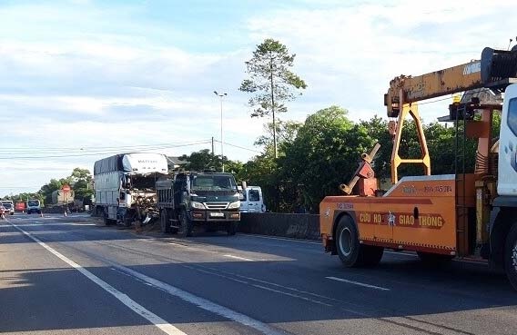 Tai xe mac ket trong cabin anh 2