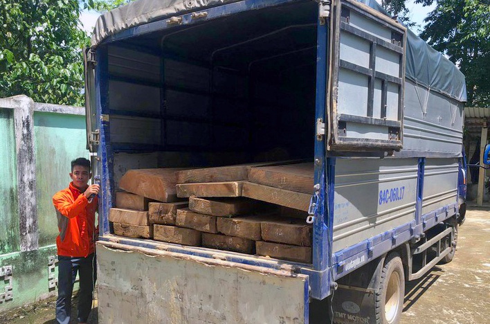 Oto cho go lau bo chay 30 km khi thay luc luong kiem lam hinh anh