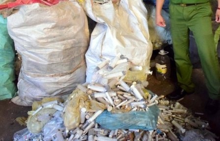 Phat hien 9 bao tai chua kim tiem con dinh mau o co so phe lieu hinh anh