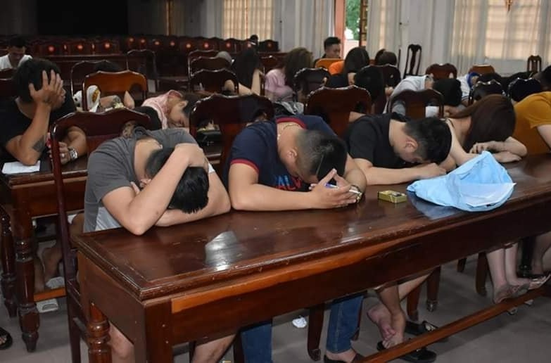 Phe ma tuy trong quan karaoke anh 1