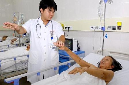 Cuu nu benh nhan lon tuoi bi vo mach mau nao hinh anh