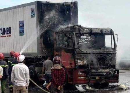 Xe dau keo boc chay canh cay xang tren quoc lo hinh anh