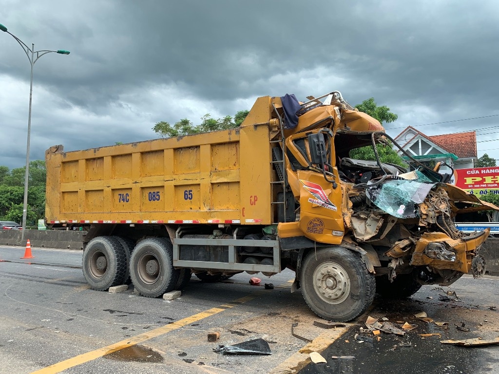 Oto tai dap nat phan dau anh 1