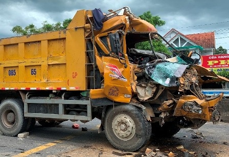 Oto tai dap nat cabin sau cu huc vao duoi 2 xe dung den do hinh anh